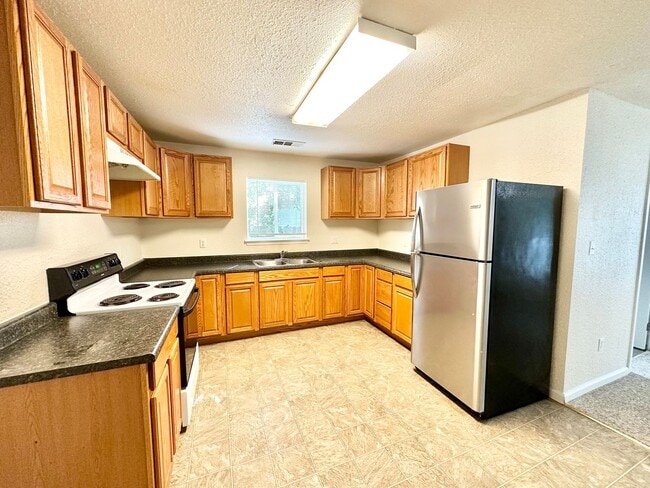 Building Photo - **Pre-Leasing for Summer 2026** Cute 2 Bed...
