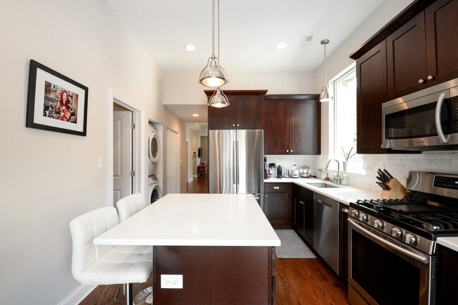 Building Photo - 1545 N Claremont Ave