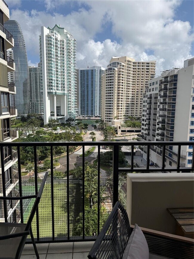 Building Photo - 520 Brickell Key Dr