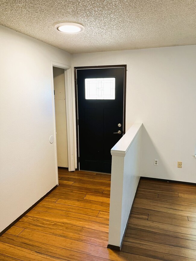 Foto del edificio - HALF OFF OF FIRST MONTH'S RENT! Beautifull...