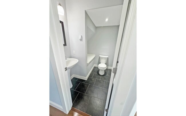 Building Photo - 207 Transom Dr