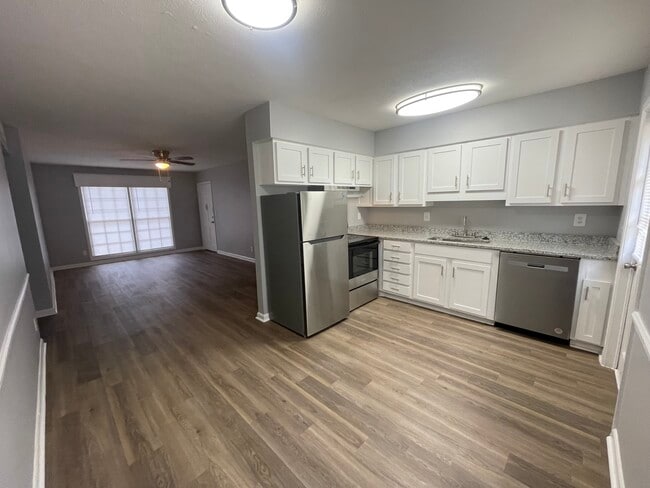 Renovated With Granite and Stainless Steel Appliances - Colonial Arms Apartments