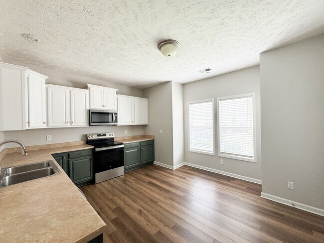 Foto del edificio - Gorgeous 2 Bed, 2 Bath End Unit Townhome