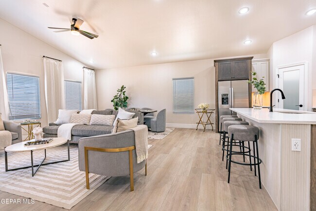 Foto del edificio - 15157 Ambition Ave