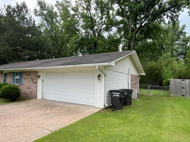 Building Photo - Nice 3 Bedroom 2 and a Half Bathroom House in Jacksonville, Arkansas