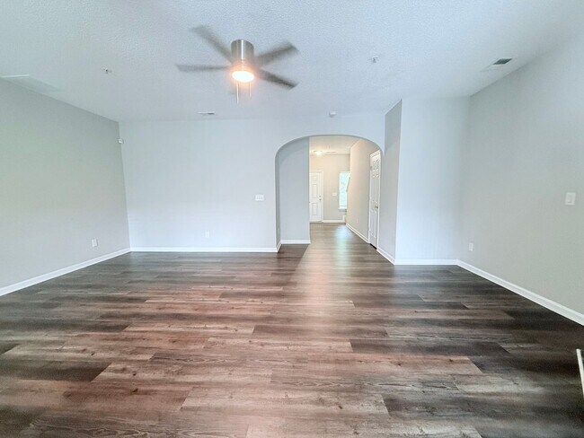 Foto del edificio - Downtown Cumming rental - End unit townhome!