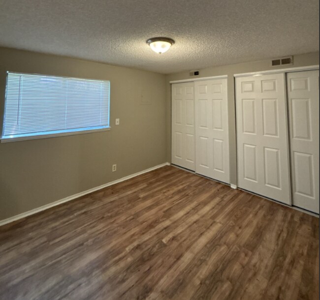 Foto del edificio - Commerce City Duplex available NOW!