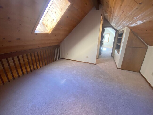 Building Photo - Rustic Charm Just North of Bend