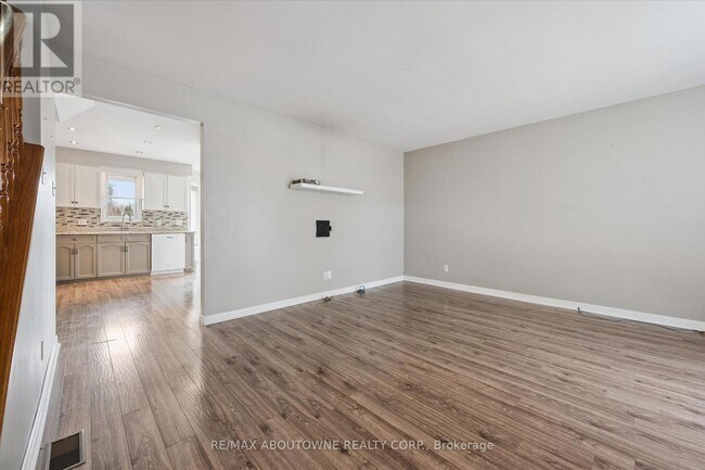 Building Photo - 427 Bankside Crescent