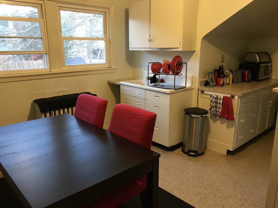 Kitchen - view 1 - 6330 Darlington Rd