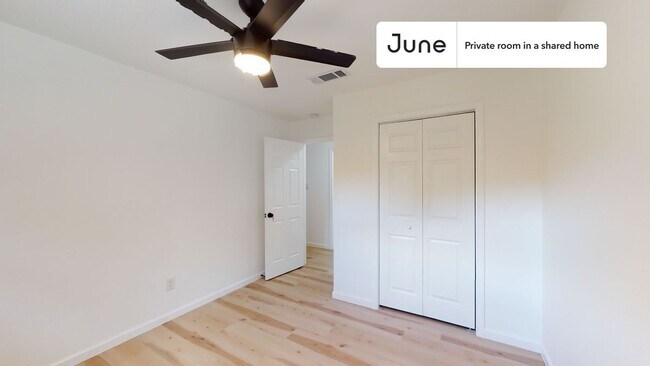 Foto del edificio - Private bedroom in 4 bed/2 bath Home