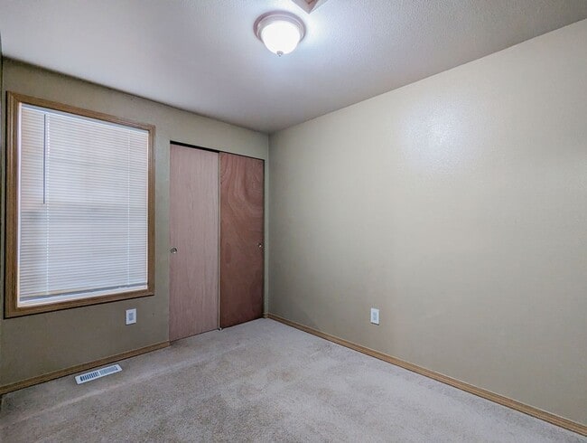 Building Photo - Move in ready 2 bedroom 1 bath rambler wit...