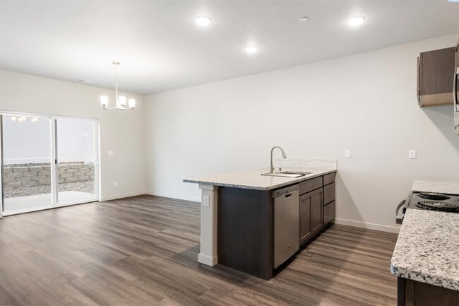 Building Photo - 552 N Quillan Ct