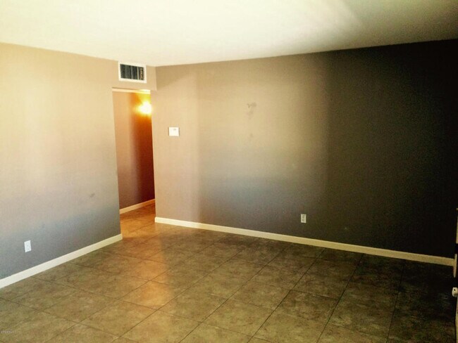 Foto del edificio - 2507 W Freeway Ln