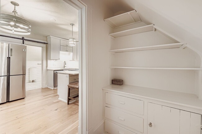 Building Photo - "Charming 2-Bed Duplex Retreat in NE Minneapolis - 1084 Sq Ft of Cozy Comfort!"