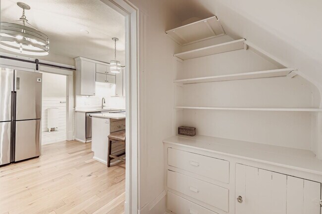 Foto del edificio - "Charming 2-Bed Duplex Retreat in NE Minneapolis - 1084 Sq Ft of Cozy Comfort!"