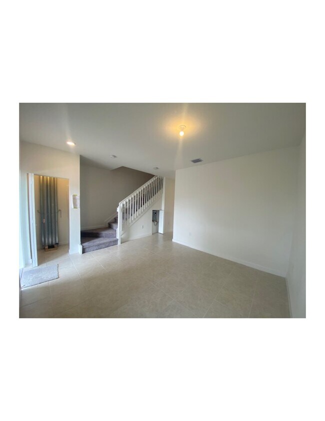 Building Photo - 713 NE 208th Ter