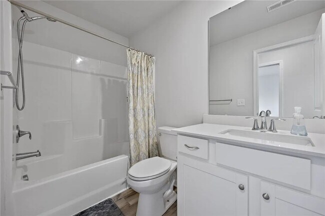 Foto del edificio - 559 Brasstown Ct
