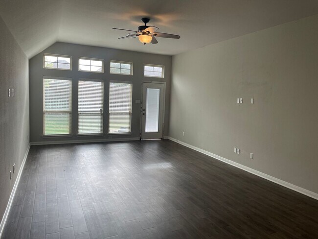 Foto del edificio - 4 BEDROOM NEAR STILLHOUSE HOLLOW LAKE