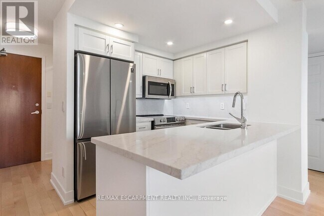 Building Photo - 18-1718 Kenaston Gardens