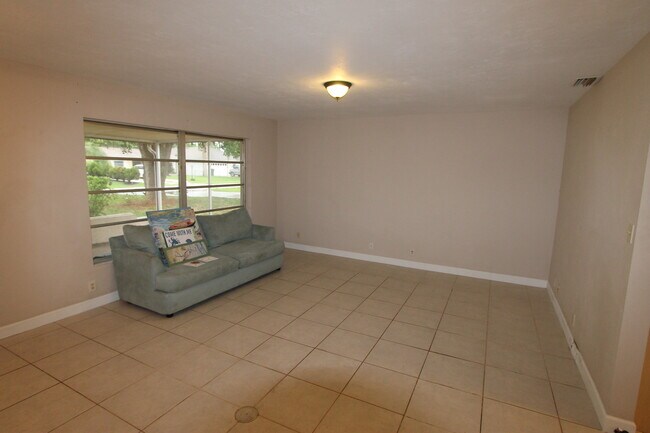Building Photo - **OFFERING OPNE MONTH OF FREE RENT** NAPLE...