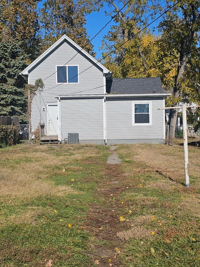 Foto del edificio - There is a $25 fee per application and everyone over 18 needs to fill out their own application.