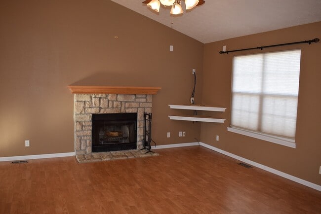 Building Photo - Beautiful spacious home in Waynesville