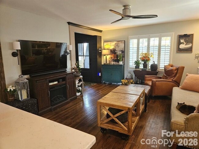 Foto del edificio - 4820 Gilmore Dr