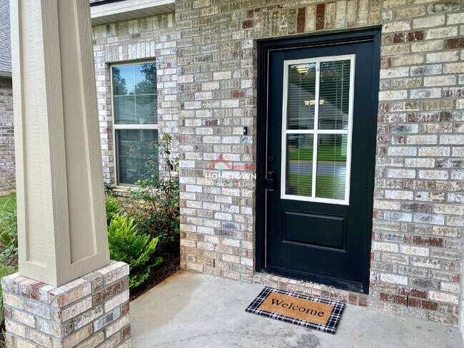 Building Photo - Beautiful 3 bedroom home centrally located...