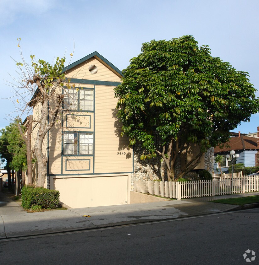 tree coverage. No alt/pri - clear view. This is the best shot. - 5445 Bellingham Ave