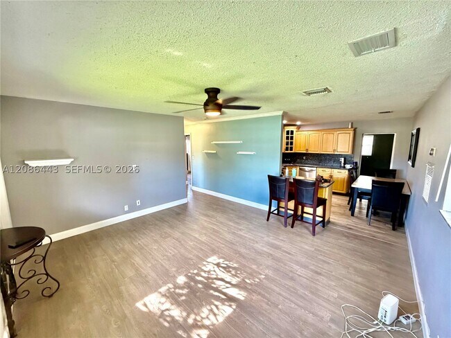 Foto del edificio - 2702 NW 53rd St