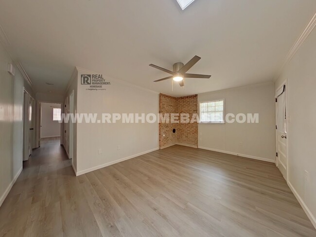 Building Photo - Move-In Ready! NEWLY RENOVATED 3/2 BEAUTY ...