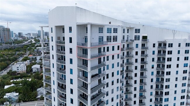 Foto del edificio - 10 SW South River Dr