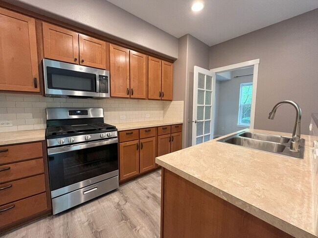 Foto del edificio - Charming Corner Condo with Fireplace, Pati...