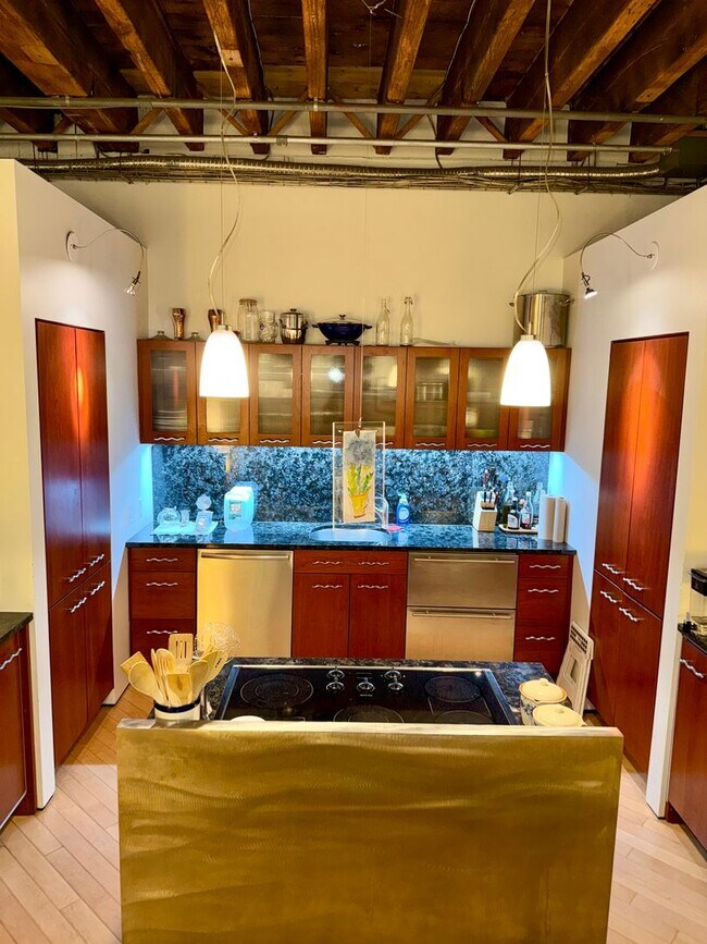 Building Photo - Beautifully 2-Bedroom Condo in Boston