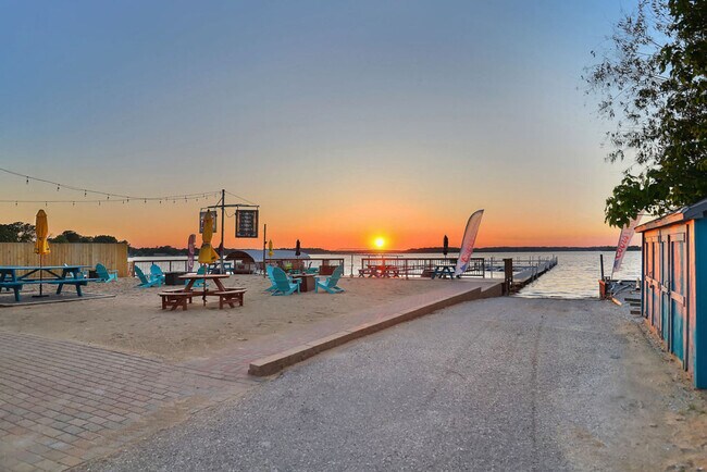 Foto del edificio - 36930 N Stanton Point Rd