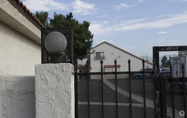 Building Photo - Casa Linda Apartments