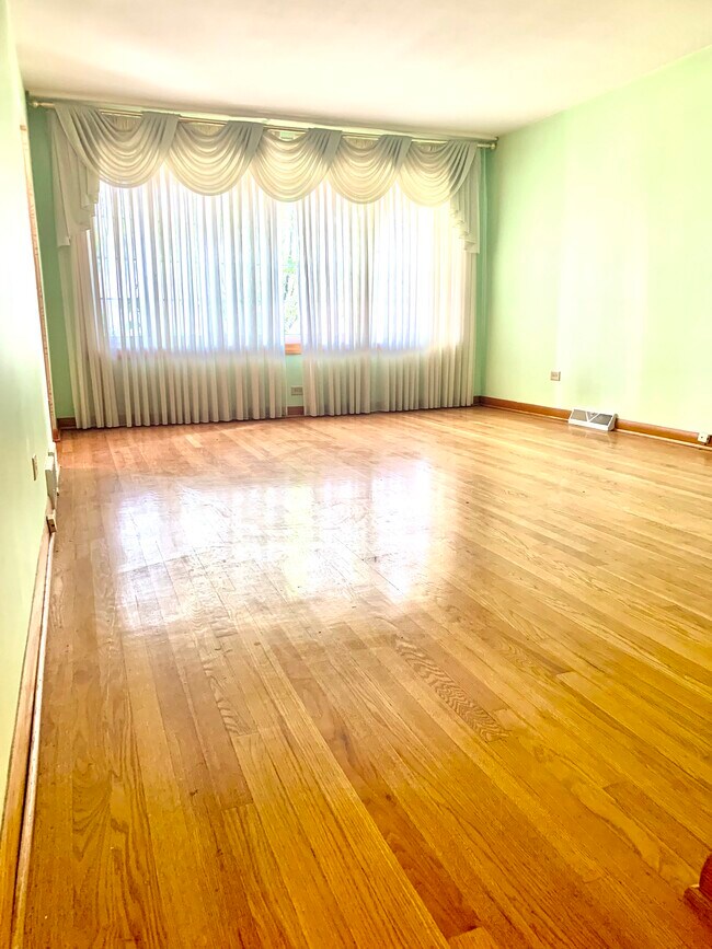 Living Room - 5212 S Oak Park Ave