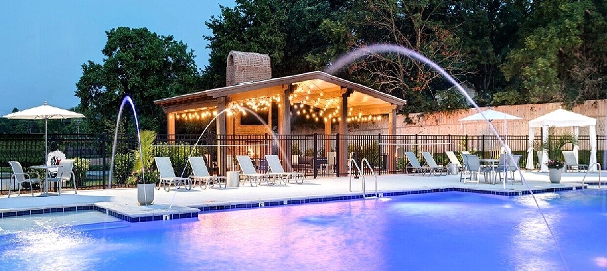 Pérgola junto a la piscina - Clear Creek Springdale Apartments