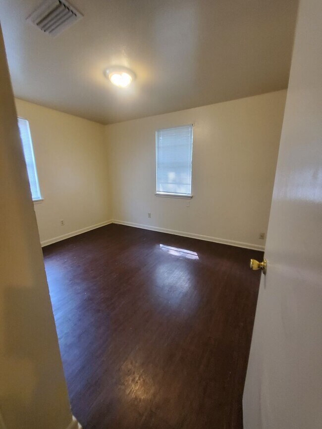 Building Photo - 3 Bedroom 1 Bathroom-$300 Off 1st Month