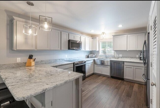 Building Photo - 4215 E Bay Dr