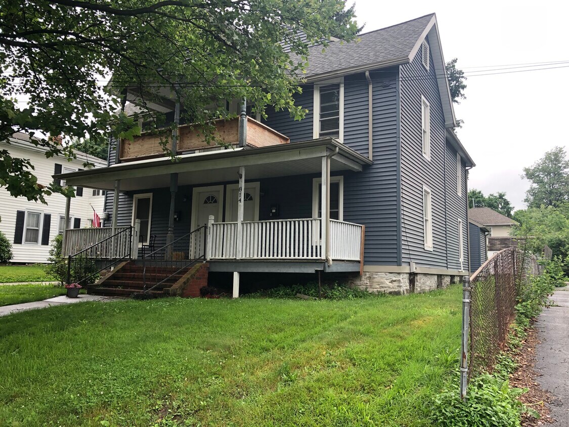 Foto principal - 814 W Gray St