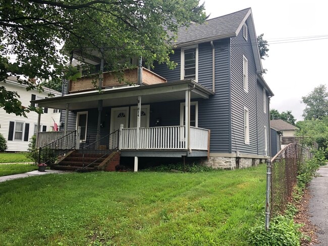 Building Photo - 814 W Gray St