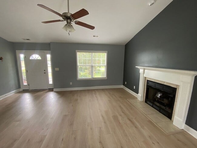 Building Photo - Welcome to this stunning 3-bedroom, 2-bathroom home located in Courntey Pines
