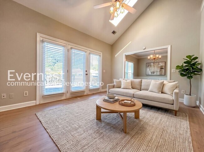 Building Photo - 4 Bed/3 Bath Condo with Garage / Available Now!