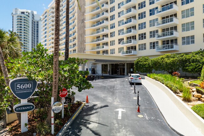 Foto del edificio - 5600 Collins