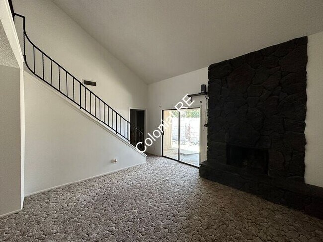 Building Photo - Spacious 3 bedroom 2 bathroom townhouse fo...