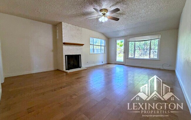 Foto del edificio - Charming 4-Bedroom Home in Arden-Arcade with Spacious Yard & Convenient Location