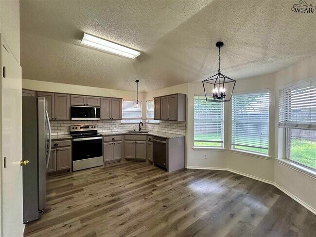 Building Photo - 5008 Bayberry Dr