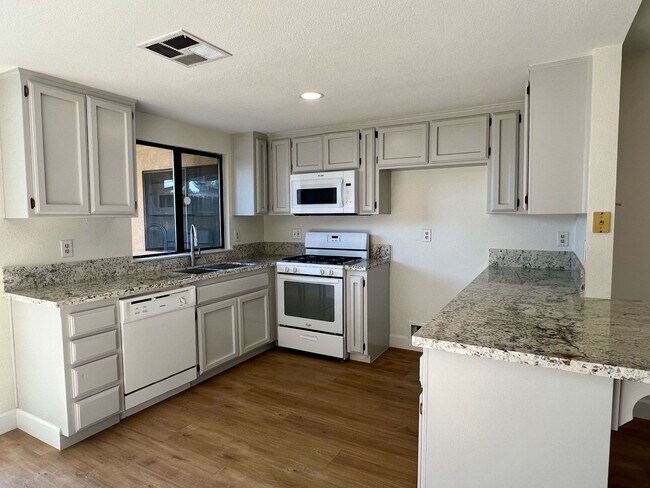 Building Photo - Renovated 3-Bedroom Home with 2-Car Garage in Quailwood